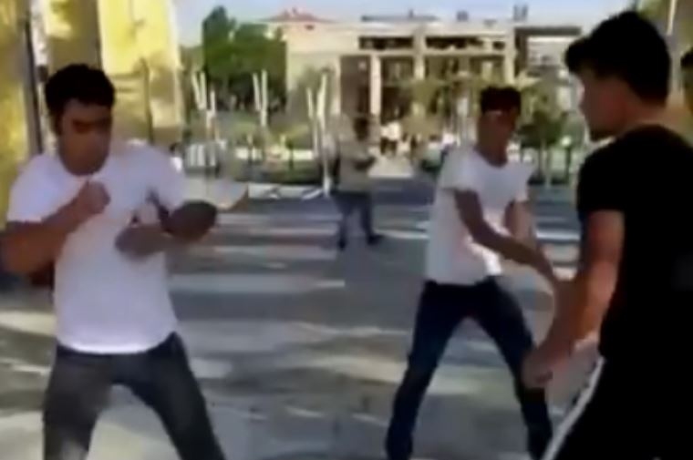 Parkta oturan gençleri tekme tokat dövdüler 