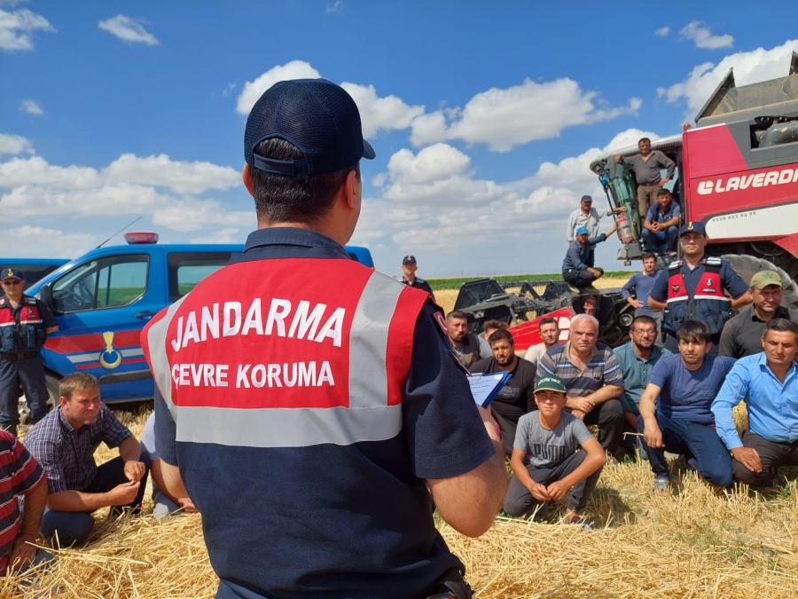 Jandarma broşür dağıtarak anız yakmayın uyarısında bulundu