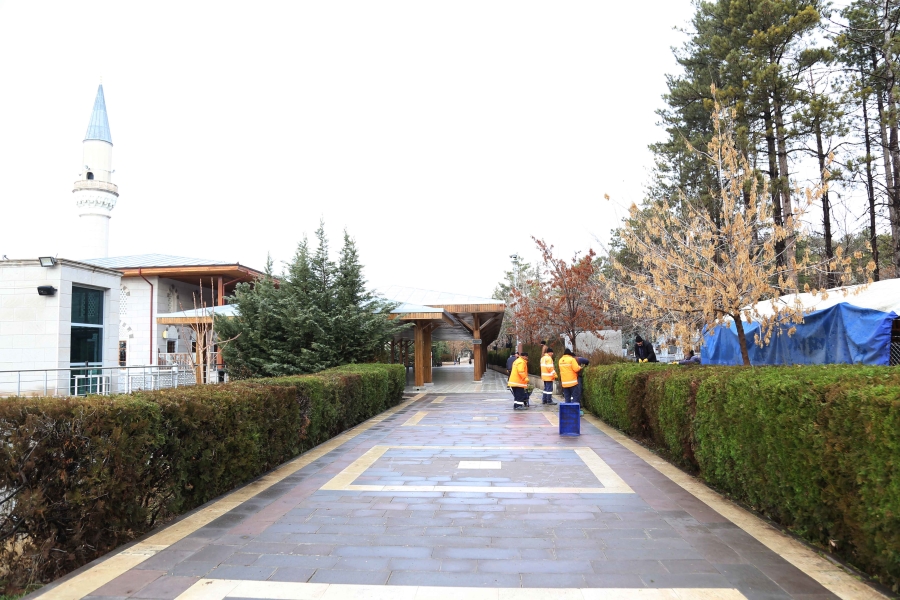 Aksaray kabristanlarında bayram temizliği 