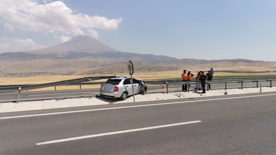 Otomobil bariyere saplandı: 3 yaralı 