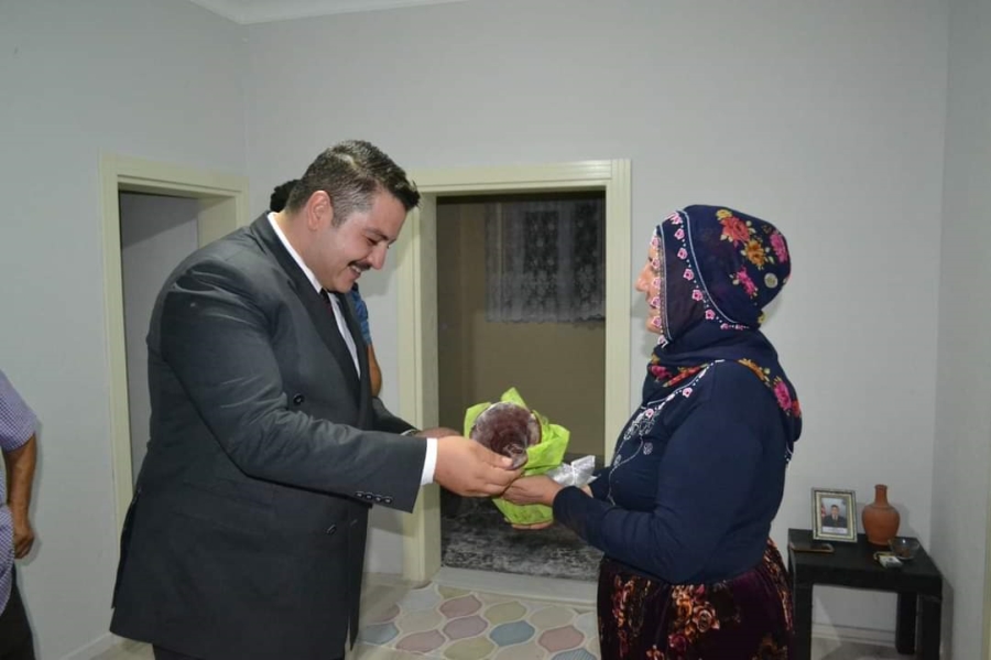 Güzelyurt Kaymakamı Taşavlı, göreve başladığı gün şehit ailelerini ziyaret etti