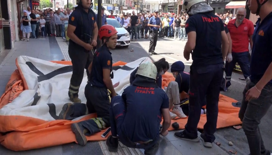  5 katlı binadan atlayan genci itfaiyenin hava yastığı kurtardı