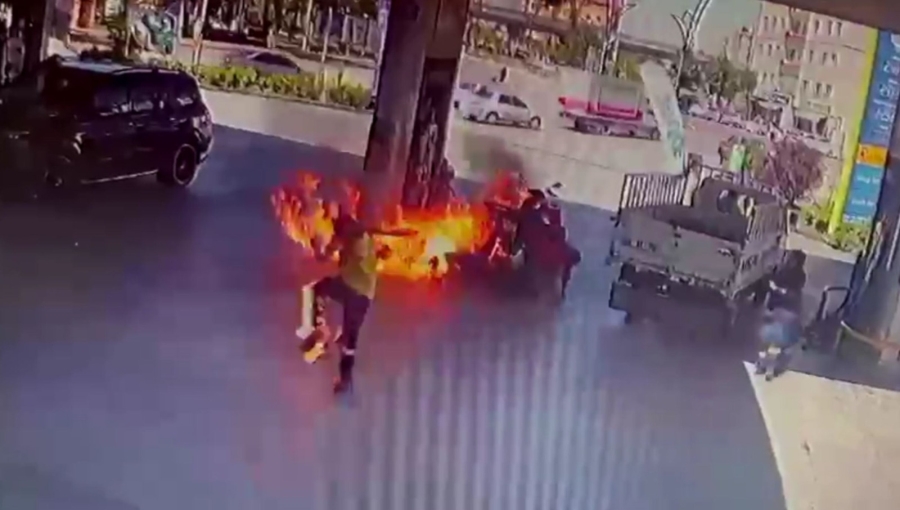 Benzin istasyonunda çakmak yaktı,2 kişi yaralandı 