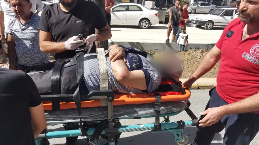 Karşıdan karşıya geçerken otomobil çarptı