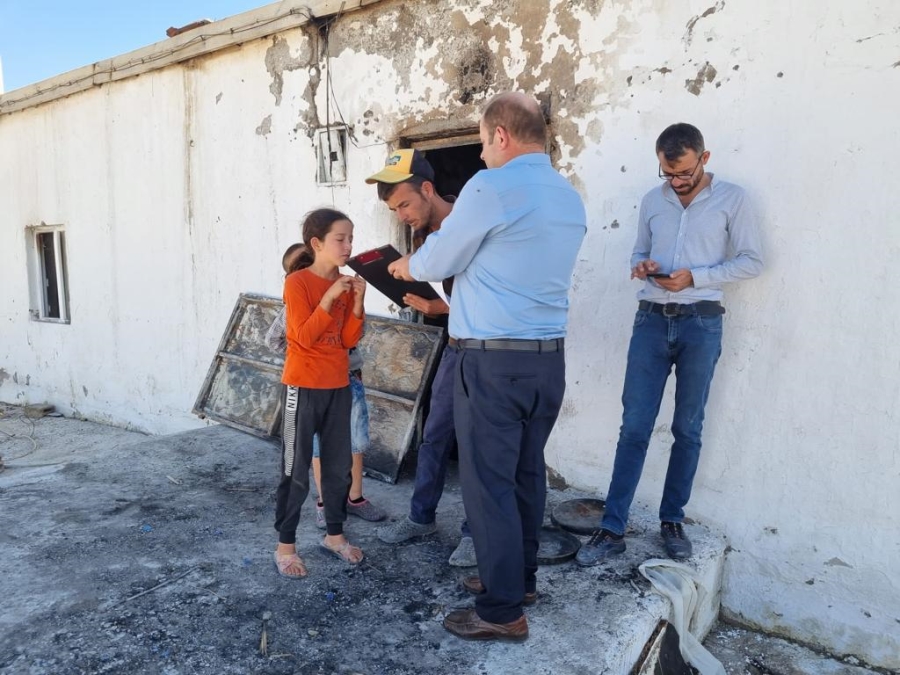 Evi yanan aileye kaymakamlık ve belediye sahip çıktı 