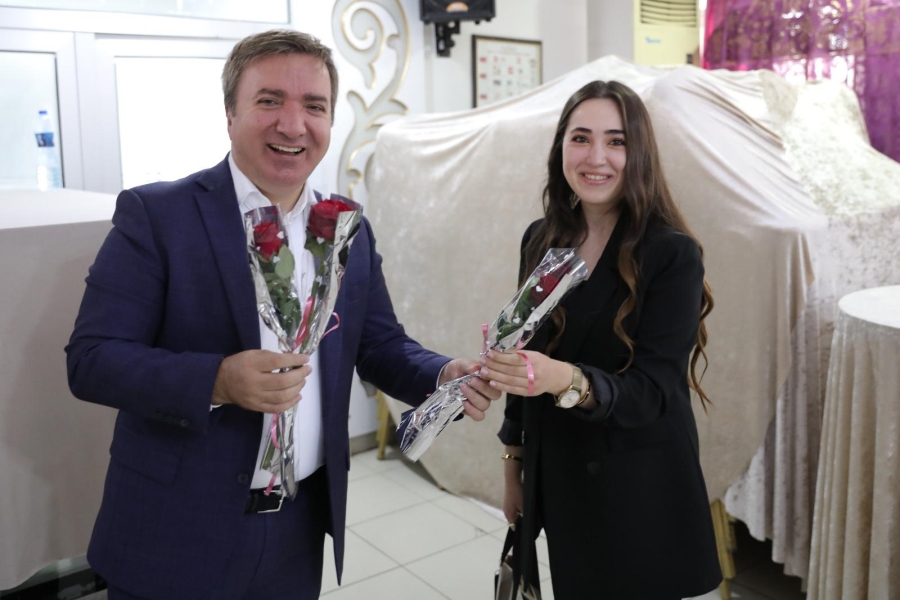 İlk ataması Aksaray’a yapılan öğretmenler karanfillerle karşılandı