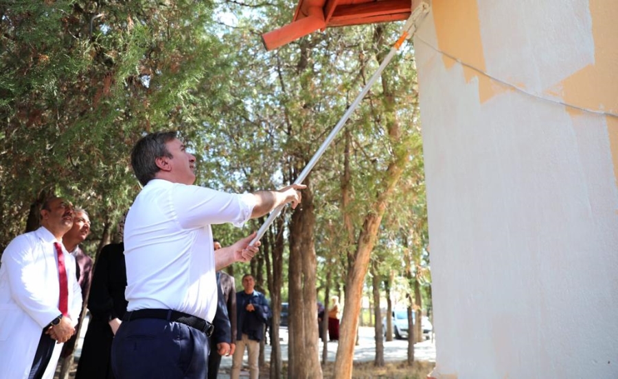 Vali Hamza Aydoğdu, milli eğitim müdürü ve öğretmenlerle köy okulunda boya yaptı  