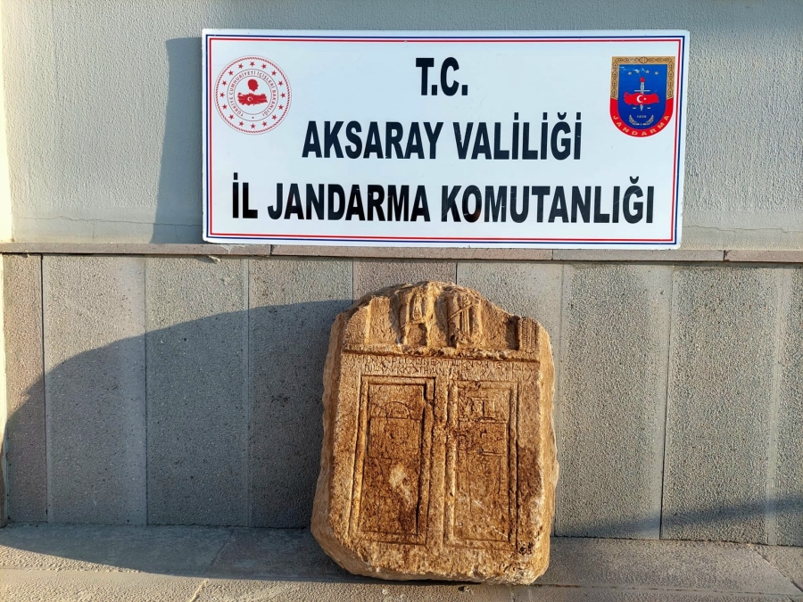 Arama yapılan araçta tarihi mezar steli bulundu