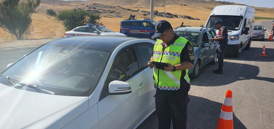 Trafikte seyir halinde telefonla konuşan sürücülere ceza