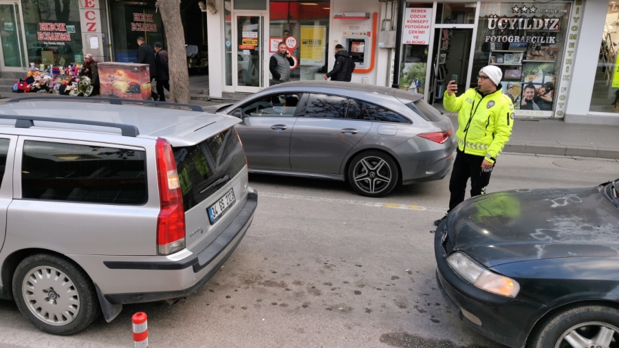 Trafik polisleri hatalı parklara geçit vermiyor