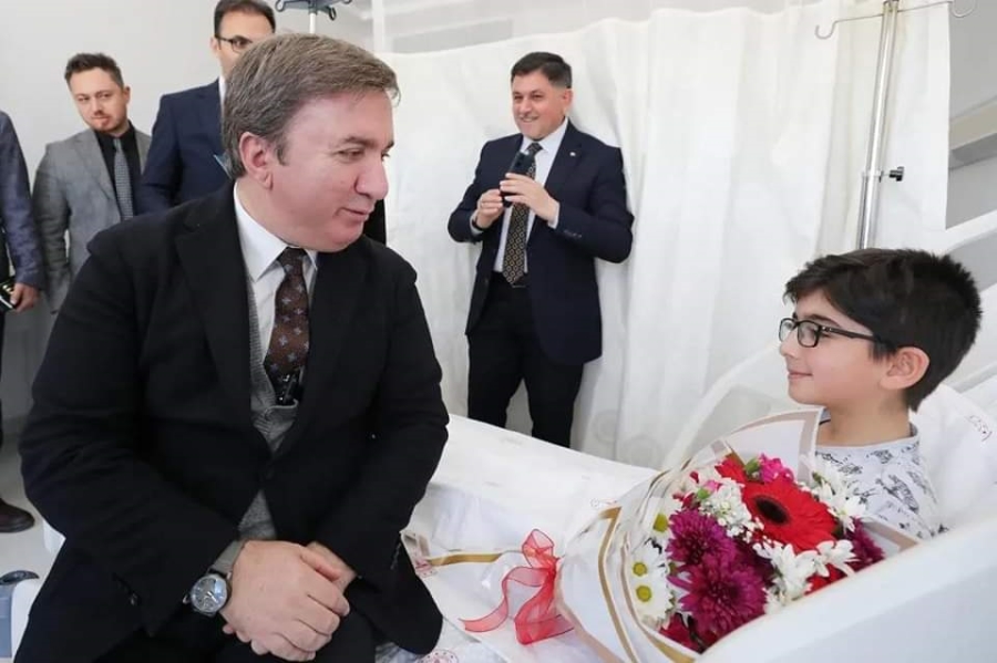 Ameliyat olduğu için karnesini alamayan okul birincisi öğrenci karnesini Vali Aydoğdu’nun elinden aldı