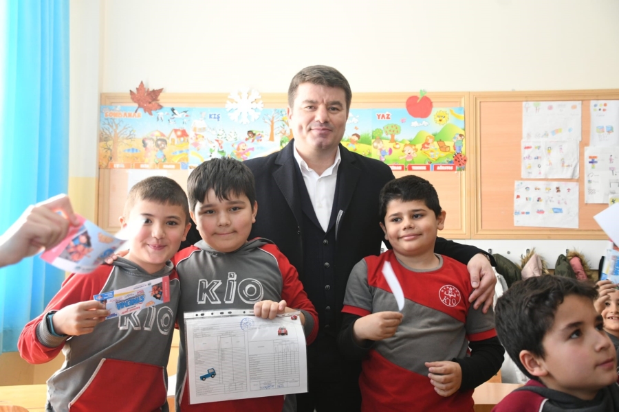 Belediye Başkanı Dr Evren Dinçer karne gününde öğrencileri yalnız bırakmadı 
