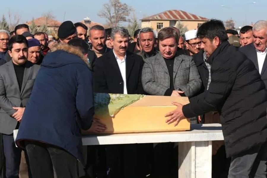 Trafik kazasında hayatını kaybeden çift ile bebeklerinin cenazeleri defnedildi
