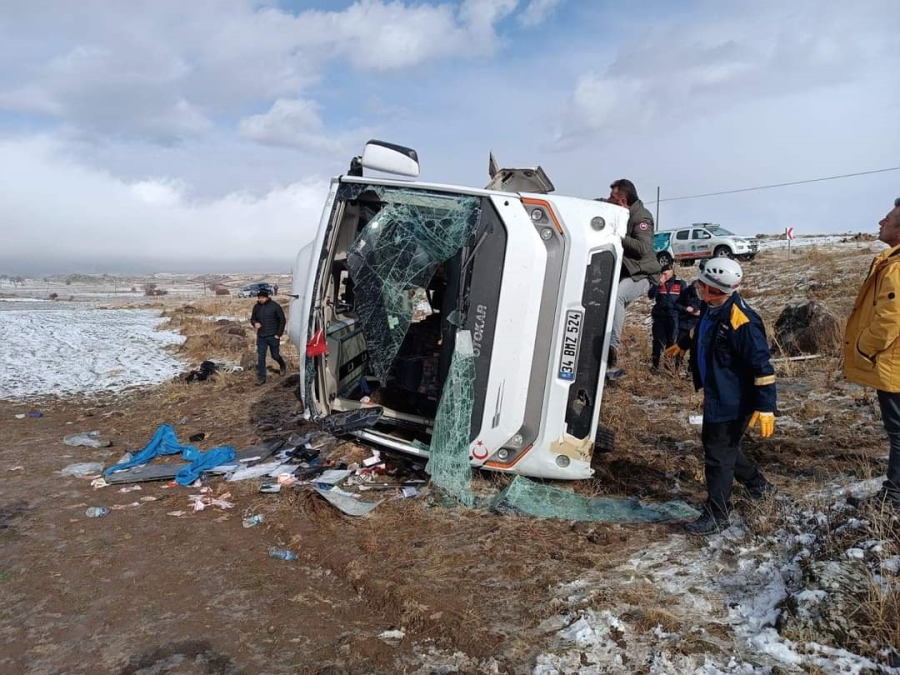 Tur midibüsü devrildi: 14 yaralı 
