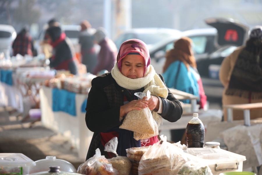 Hanımeli pazarında alışveriş yoğunluğu yaşanıyor