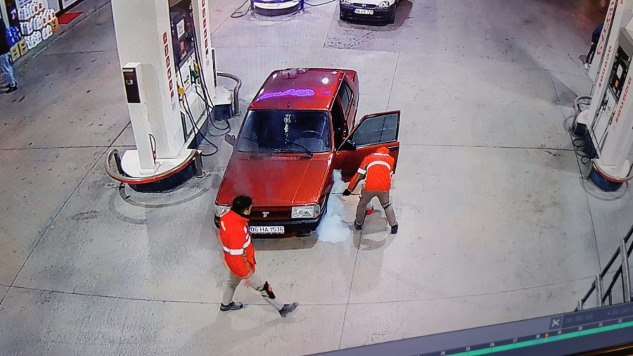 Akaryakıt istasyonunda otomobil alev aldı