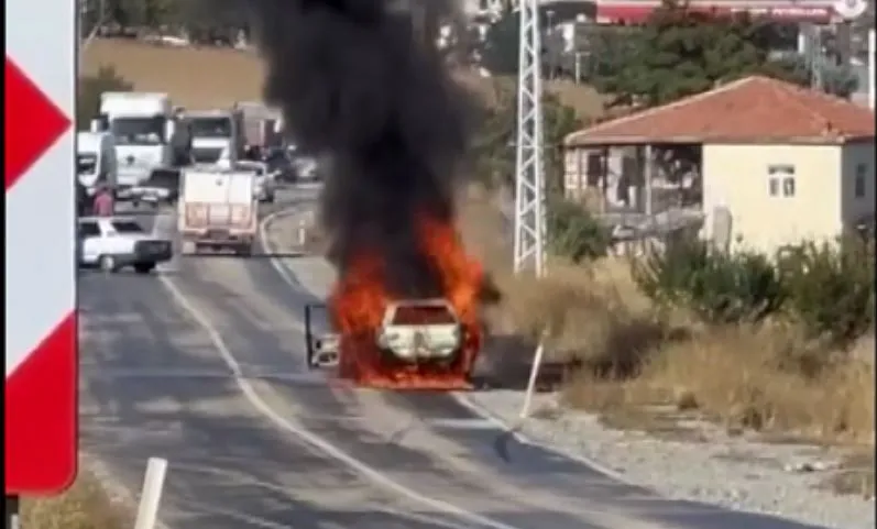 Alev alan otomobilin sürücüsü ağır yaralandı 