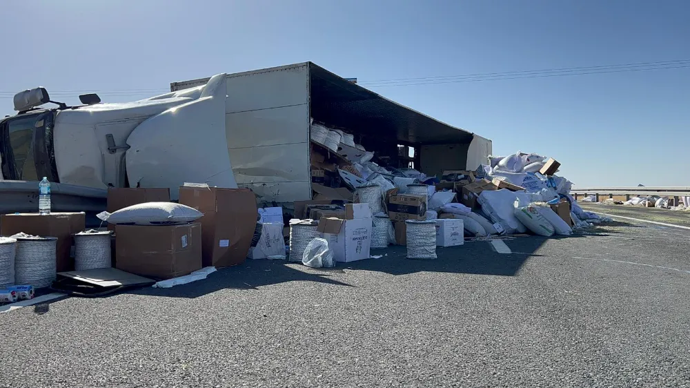 Market ürünleri yüklü TIR devrildi: 1 yaralı 