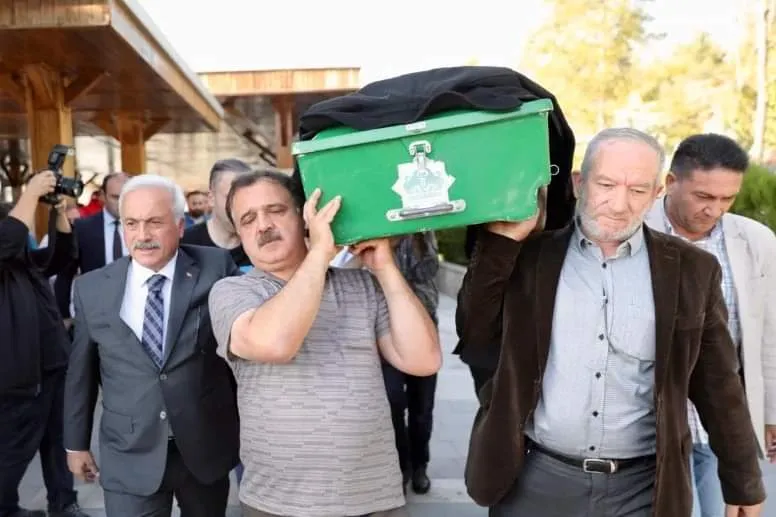 Duayen gazeteci Ahmet Erbaş toprağa verildi