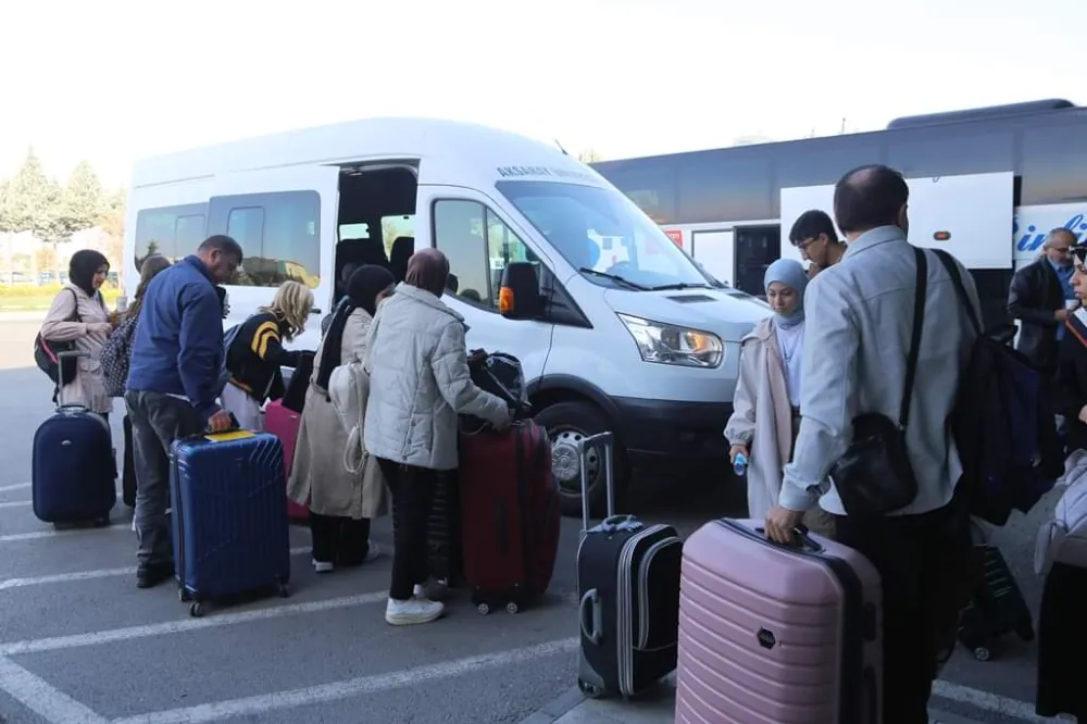 Rektör Arıbaş Yeni Öğrencileri Terminalde Karşıladı