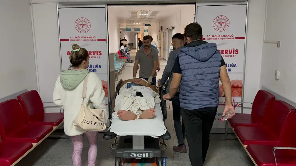 Tüfekle kazara kendini vurdu 