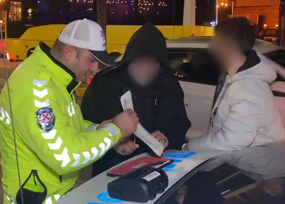 Caddeye çakar ışıkla giren tır sürücüsüne cezai işlem uygulandı.