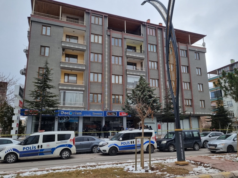 Aksaray’da ağır hasarlı olduğu iddia edilen 5 katlı bina tahliye edildi