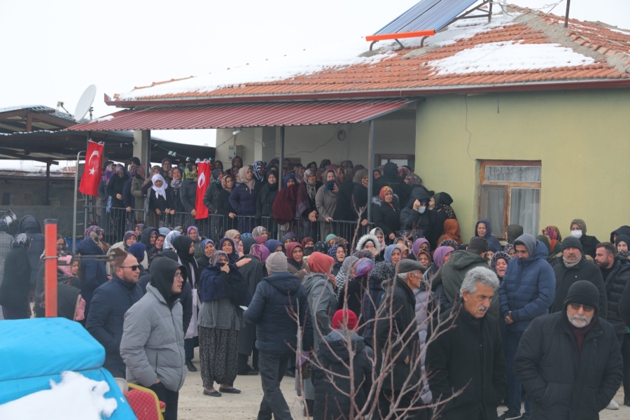 Aksaraylı Uzman Çavuş’un vefat eden eşi ve iki çocuğu toprağa verildi