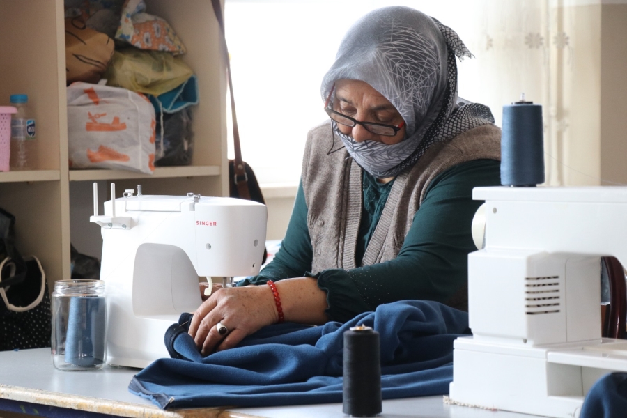 Dikiş makinesi başına geçen kadın veliler kıyafet dikip deprem bölgesine gönderiyor