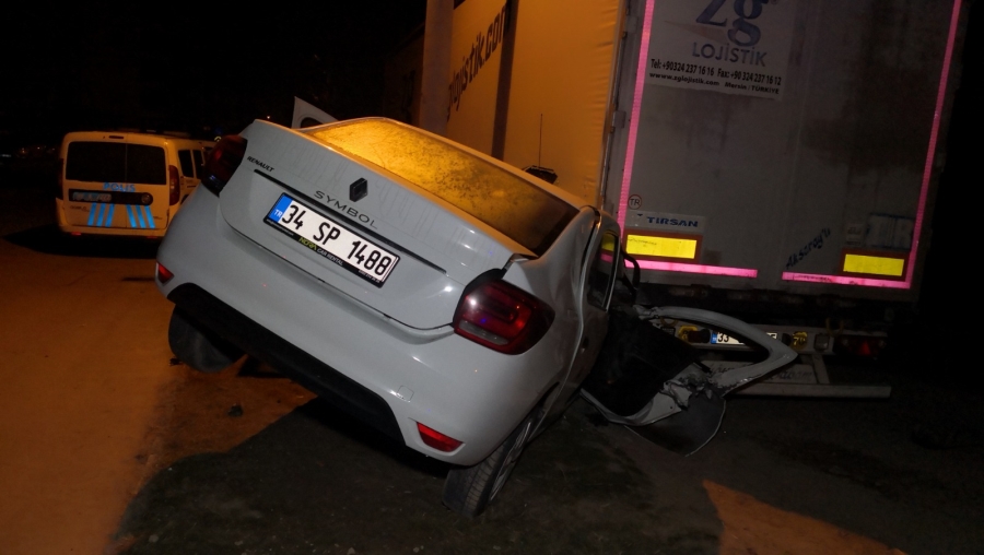 Otomobil tıra ok gibi saplandı: 2 yaralı
