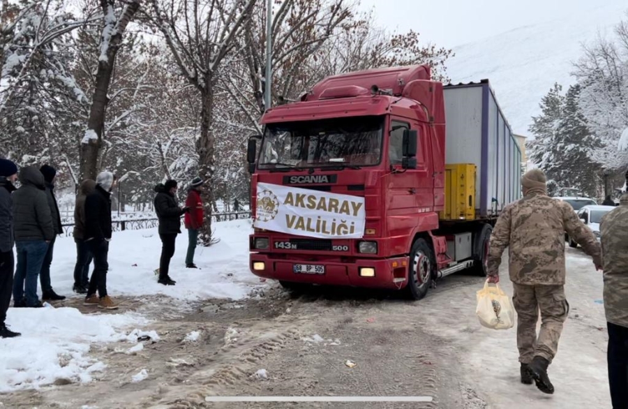 Aksaray’dan gönderilen ilk yardımlar deprem bölgesine ulaştı. 