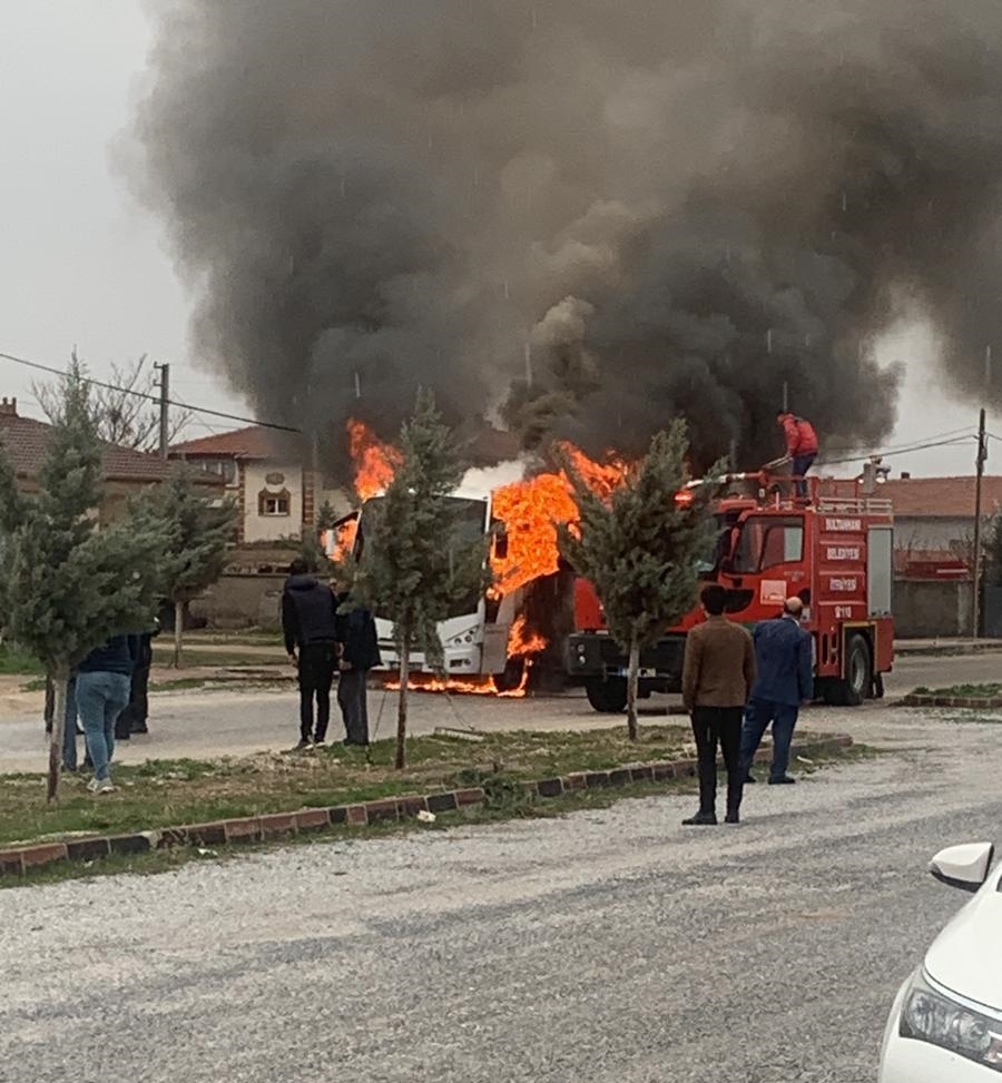 25 öğrencinin bulunduğu servis midibüsünde faciadan dönüldü