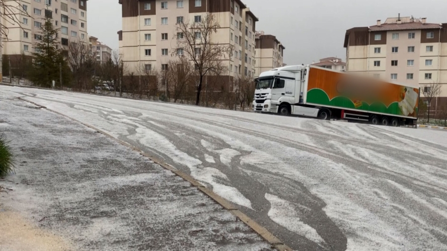 Şiddetli dolu yağışı kenti beyaza bürüdü