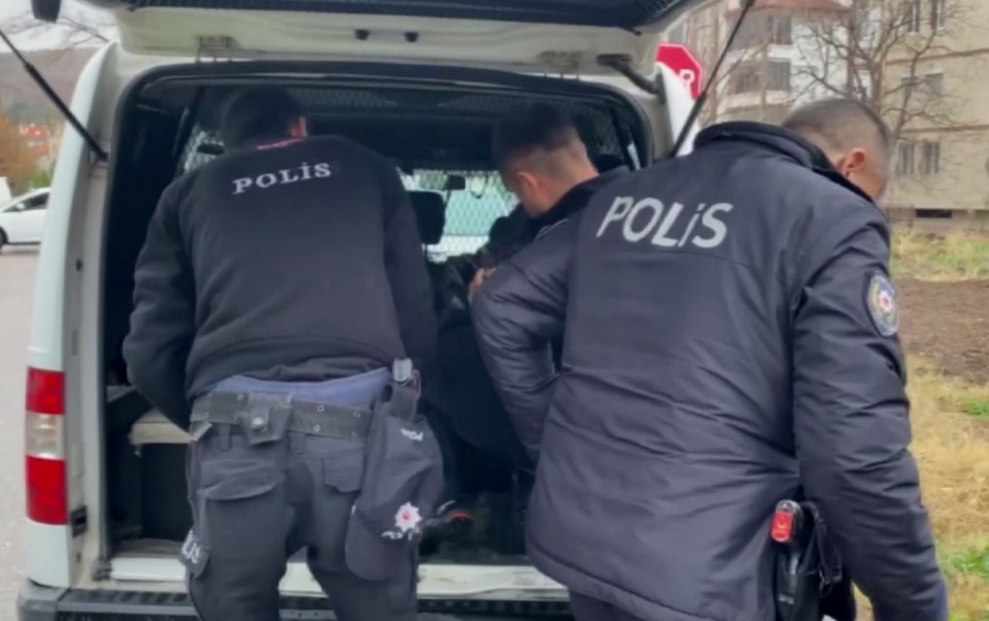 Dini nikahlı eşini bıçakla yaralayıp arabaya zarar veren şahıs tutuklandı