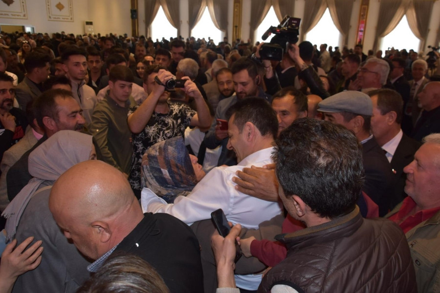 Ertürk projelerini anlattı, coşku salona sığmadı 