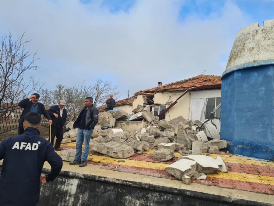 Aksaray’da rüzgar fırtınası ve hortum yıktı geçti