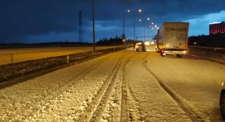 Dolu yağışı sonrası karayolları ekipleri yol açma çalışması yaptı
