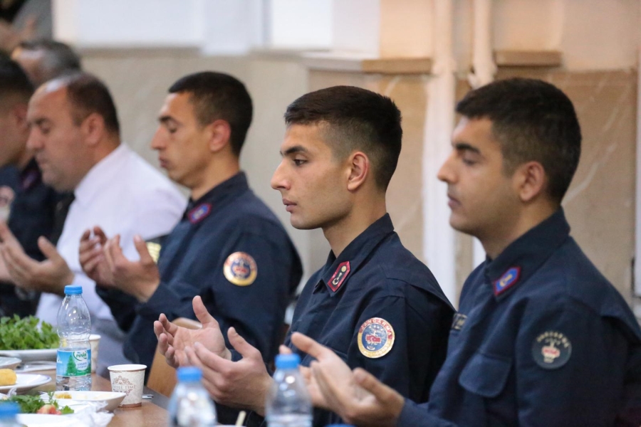 Vali Hamza Aydoğdu, Jandarma personeli ve askerlerle sahur yaptı