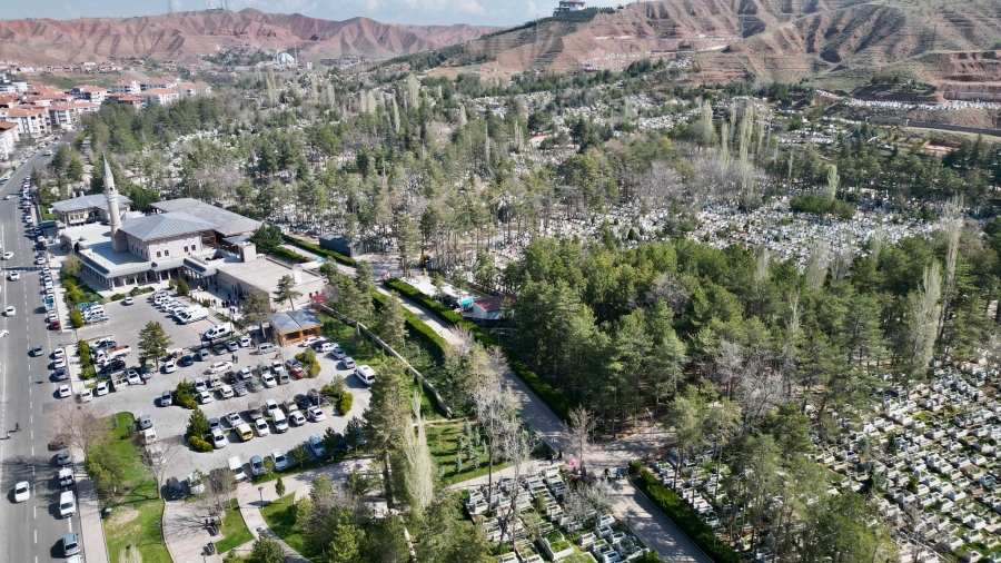Kabristanlıkta ve şehitlikte ziyaretçi yoğunluğu yaşanıyor