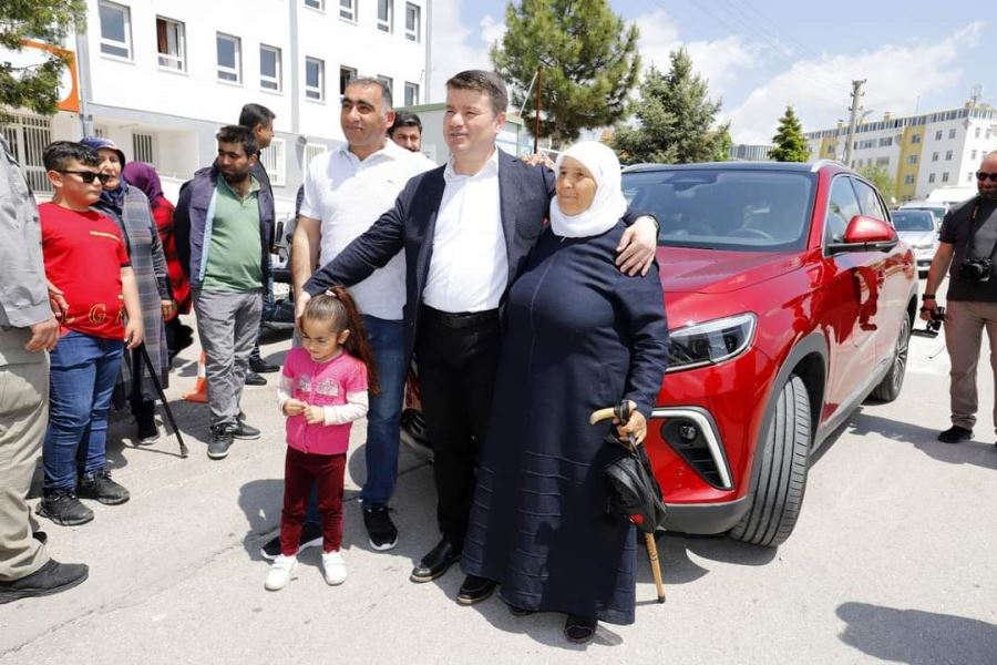 Belediye Başkanı Evren Dinçer TOGG ile oy kullanmaya geldi