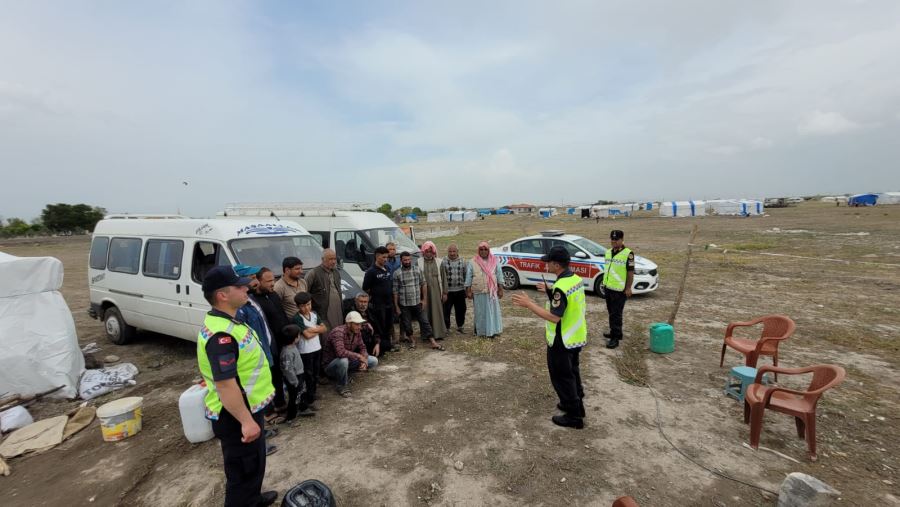 Sürücüler ve mevsimlik tarım işçileri kontrol edilerek bilgilendirildi 