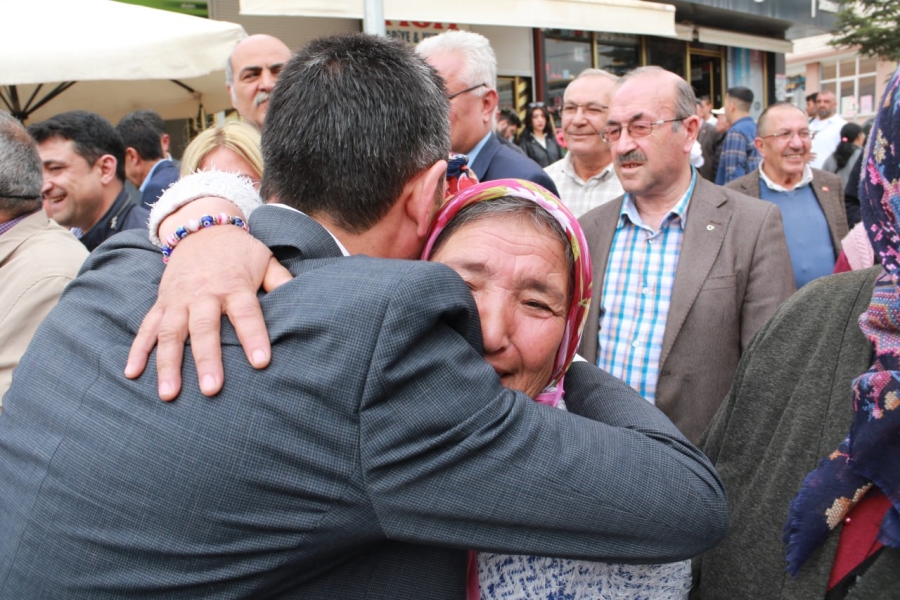 Ertürk: Size hizmet etmeyeceğini düşündüğünüz kimseye oy vermeyin 