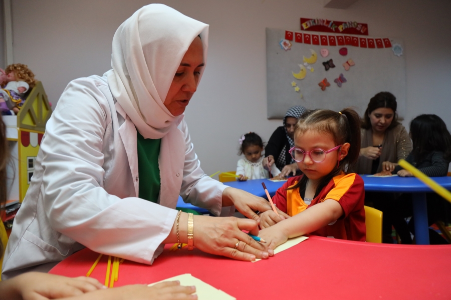 AKMEK çocuk oyun odasında, çocuklar el becerilerini geliştiriyor