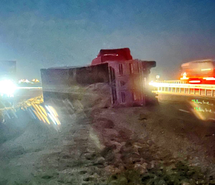 Kum yüklü tır karşı şeride geçip 2 araca çarptı: 1 ölü 7 yaralı