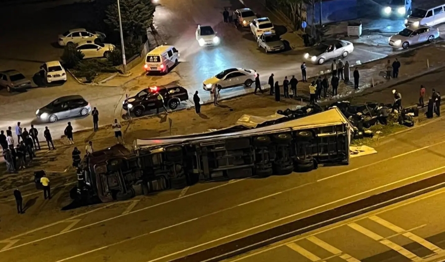 Aksarayda sebze yüklü tır devrildi:1 kişi yaralandı.