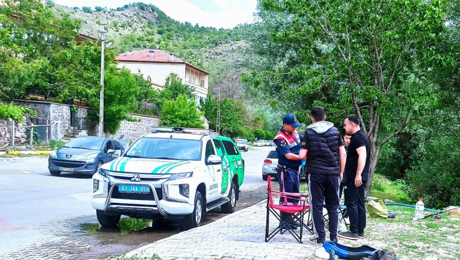 Aksaray Jandarma mesire alanlarında çöp poşeti dağıttı 