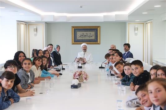 Diyanet İşleri Başkanı Erbaş, Aksaraylı öğrencilerle bir araya geldi