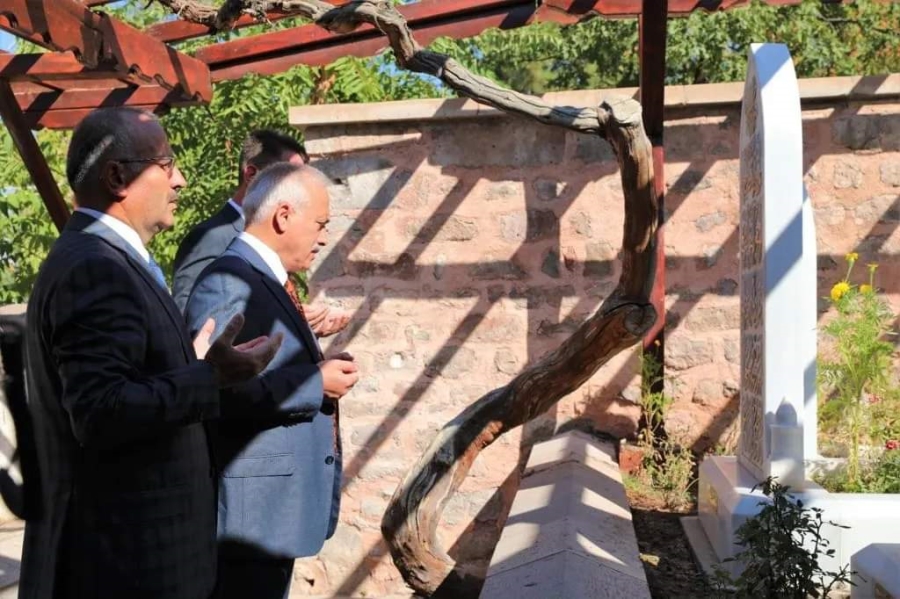 Vali Mehmet Ali Kumbuzoğlu ilk mesaisine dua ederek başladı