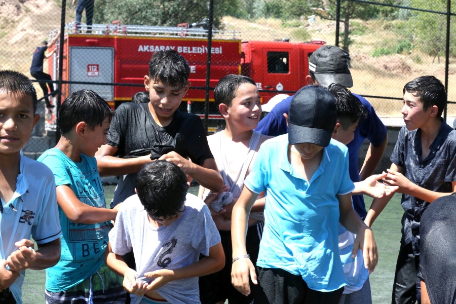 Sıcaktan bunalan belediye işçileri ve vatandaşların imdadına itfaiye ekipleri yetişti