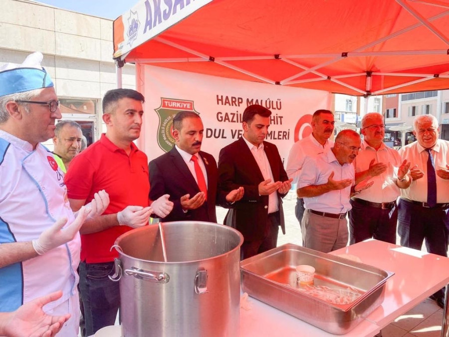 Şehit Aileleri ve Gaziler Aşure Dağıttı